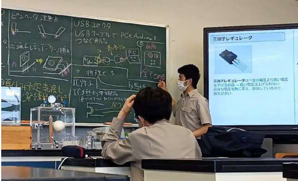 黒板前での授業