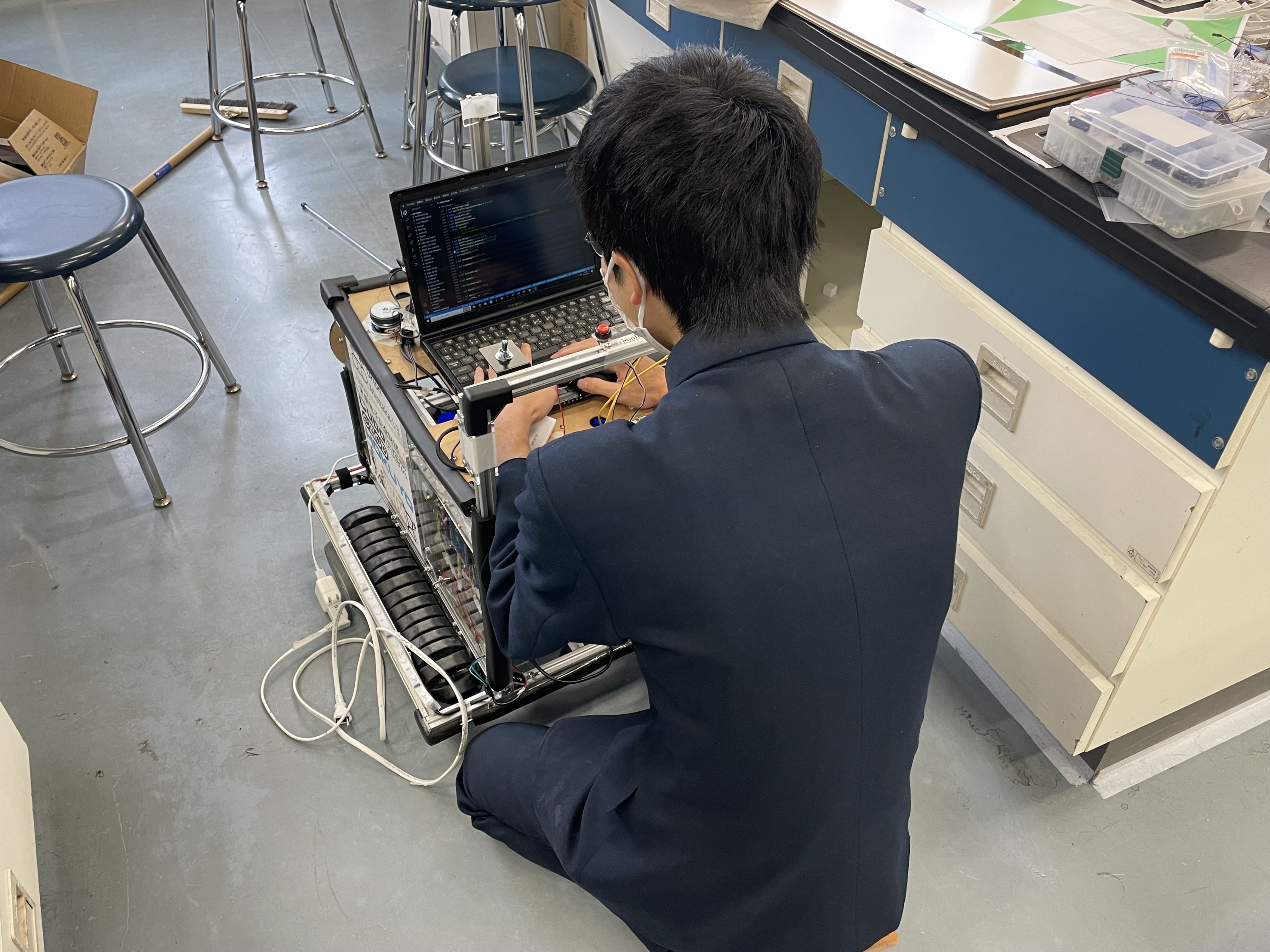 実験室での開発風景